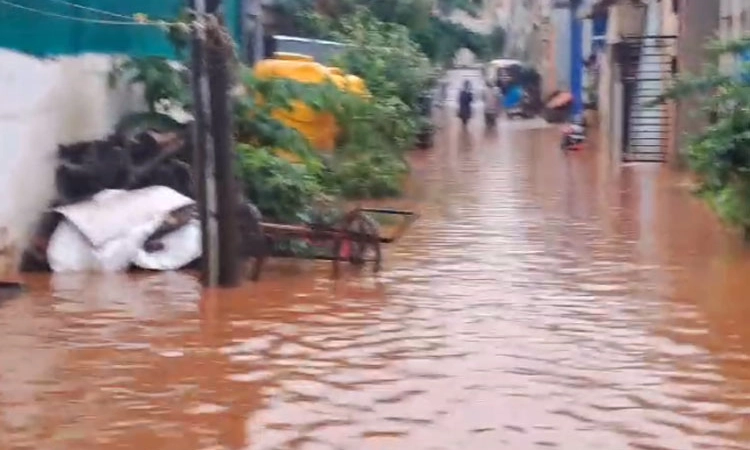 Hubli: ಎಡೆಬಿಡದೆ ಸುರಿದ ಮಳೆ; ಕೆರೆಯಂತಾದ ರಸ್ತೆಗಳು