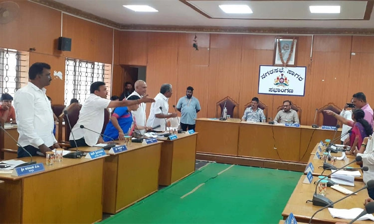 Sagara: ನಗರಸಭೆ ಸಾಮಾನ್ಯ ಸಭೆ; ಲಲಿತಮ್ಮರ ತಡೆಯಾಜ್ಞೆ ವಿರುದ್ಧ ಸದಸ್ಯರ ತೀವ್ರ ಆಕ್ರೋಶ