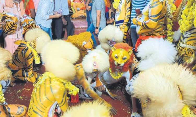 Bajpe: ಎಕ್ಕಾರ್‌ ಪಿಲಿ; ಅಮ್ಮನ ಸೇವೆಯೇ ಗುರಿ; ಹುಲಿ, ಸಿಂಹ ಇತರ ವೇಷಗಳ ಅಬ್ಬರ