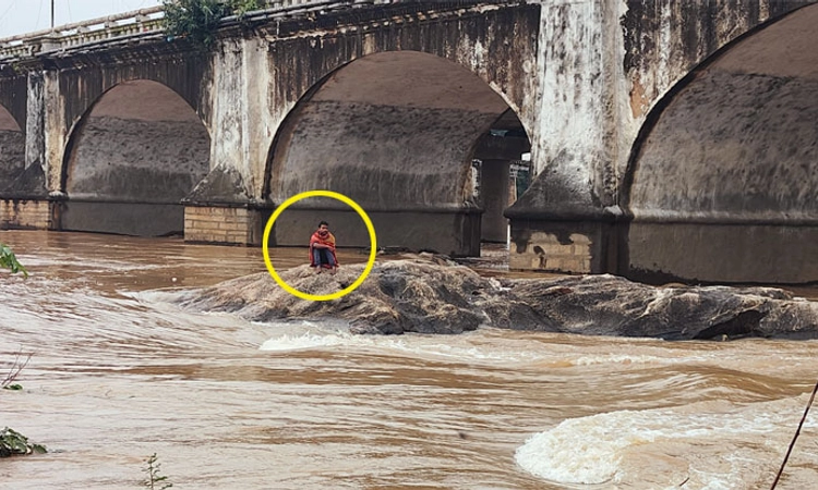Tunga River; ಬಂಡೆ ಮೇಲೆ ಸಿಲುಕಿ ಪರದಾಡುತ್ತಿದ್ದ ವ್ಯಕ್ತಿ ರಕ್ಷಣೆ