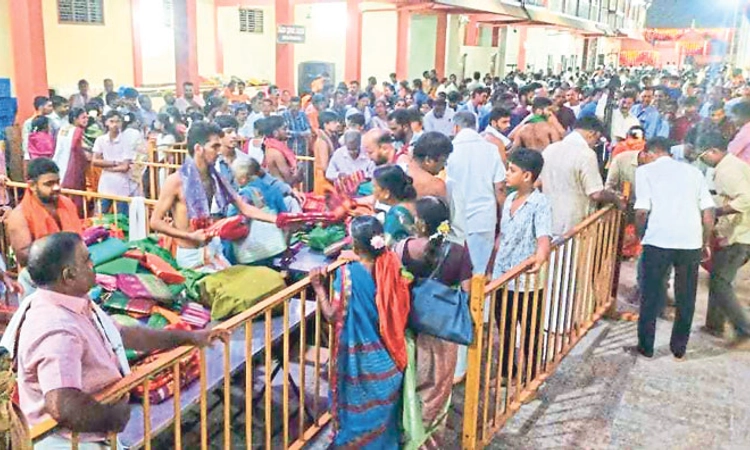 Polali Temple: ನವರಾತ್ರಿ ಮಹೋತ್ಸವ; ಲಲಿತಾ ಪಂಚಮಿ: ಭಕ್ತರಿಗೆ ಸೀರೆಗಳ ವಿತರಣೆ