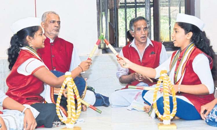 Karkala: ಮಕ್ಕಳ ಕೈಯ್ಯಲ್ಲಿ ಹೂವಿನಕೋಲು!; ನವರಾತ್ರಿ ವಿಶೇಷ ಆಚರಣೆ ಮುಂದುವರಿಸುವ ಮಕ್ಕಳು