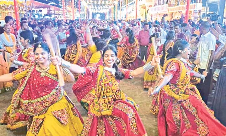 Udupi Ucchila Dasara: ಸಾರ್ವಜನಿಕ ದಾಂಡಿಯಾ, ಗರ್ಭಾ ನೃತ್ಯ ಸಂಭ್ರಮ