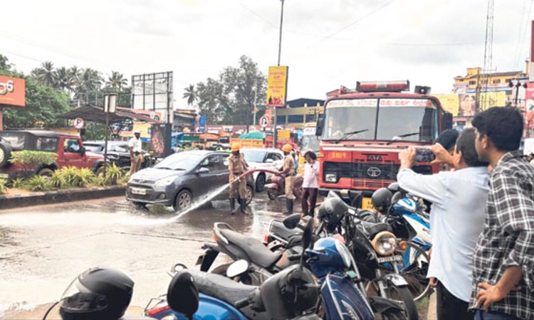 Udupi: ರಸ್ತೆಯಲ್ಲಿ ತೈಲ ಸೋರಿಕೆ; ದ್ವಿಚಕ್ರ ವಾಹನಗಳು ಪಲ್ಟಿ