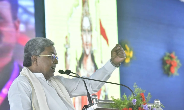 Karnataka;ಕನ್ನಡಕ್ಕೆ ಪ್ರಥಮ ಆದ್ಯತೆ, ಕನ್ನಡವೇ ಆಡಳಿತ ಭಾಷೆ ಆಗಬೇಕು: ಸಿದ್ದರಾಮಯ್ಯ