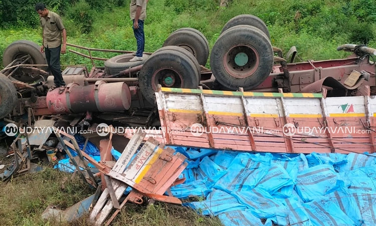 Gundlupete: ಬ್ರೇಕ್ ಫೇಲ್ ಆದ ಪರಿಣಾಮ ಲಾರಿ ಪಲ್ಟಿ: ಚಾಲಕನಿಗೆ ತೀವ್ರ ಗಾಯ