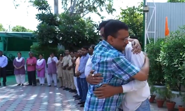 CM residence ತೊರೆದ ಕೇಜ್ರಿವಾಲ್: ಕಣ್ಣೀರಿಟ್ಟು ಬೀಳ್ಕೊಟ್ಟ ಸಿಬಂದಿಗಳು Watch video 