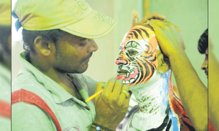 Mangaluru: ಹುಲಿ ವೇಷ ಬಣ್ಣಗಾರಿಕೆ ಹಿಂದಿದೆ ಶ್ರದ್ಧೆ, ಭಕ್ತಿ, ವಿಜ್ಞಾನ!