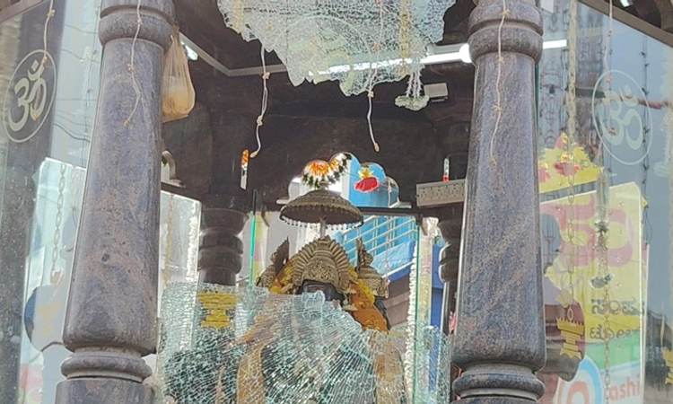 Vijayapura: ಗಣೇಶ ಮೂರ್ತಿಯ ಮಂಟಪದ ಗಾಜಿಗೆ ಕಿಡಿಗೇಡಿಗಳಿಂದ ಕಲ್ಲು ತೂರಿ ಹಾನಿ