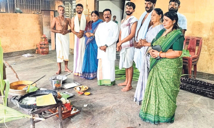 Udupi:ಶ್ರೀ ಕ್ಷೇತ್ರ ದೊಡ್ಡಣಗುಡ್ಡೆ:ನವರಾತ್ರಿ ಉತ್ಸವ:ಅತ್ತಿರಸ ಮಹಾಪ್ರಸಾದ ತಯಾರಿಗೆ ಚಾಲನೆ