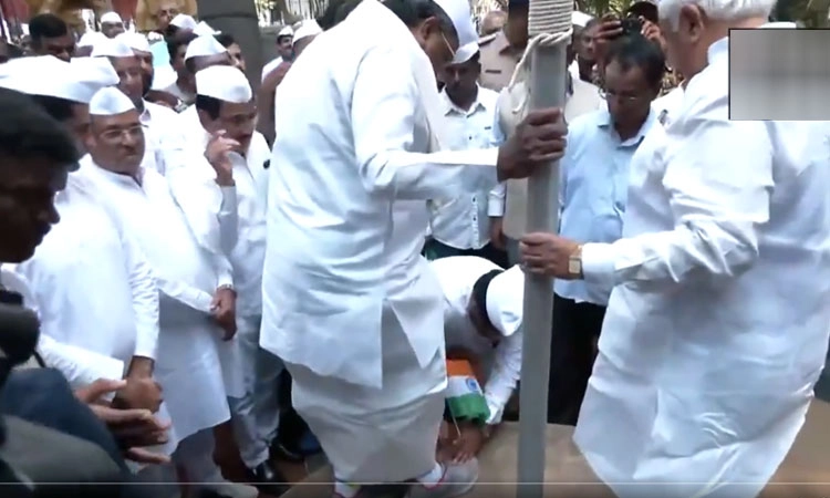 Gandhi Jayanthi:ರಾಷ್ಟ್ರಧ್ವಜ ಹಿಡಿದೇ ಸಿಎಂ ಸಿದ್ದರಾಮಯ್ಯ ಶೂ ಲೇಸ್‌ ಬಿಚ್ಚಿದ ಕಾರ್ಯಕರ್ತ!