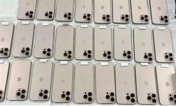 Airport:ಕಸ್ಟಮ್ಸ್‌ ಅಧಿಕಾರಿಗಳ ಕೈಗೆ ಸಿಕ್ಕಿಬಿದ್ದ ಮಹಿಳೆ-26 iPhone 16 Pro Max ವಶಕ್ಕೆ!