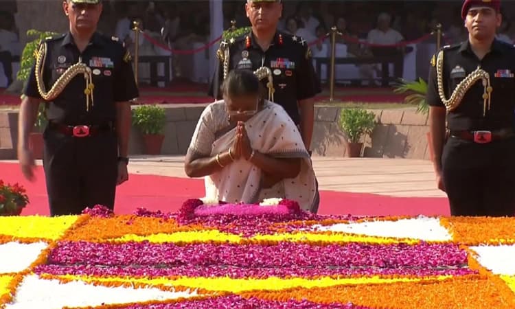 Gandhi, Shastri ಜನ್ಮದಿನ : ರಾಷ್ಟ್ರಪತಿ, ಪ್ರಧಾನಿ ಸೇರಿ ಗಣ್ಯರಿಂದ ಪುಷ್ಪ ನಮನ