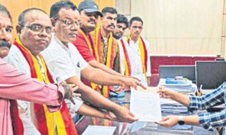 ಕಾರವಾರ: ರಾಷ್ಟ್ರೀಯ-ರಾಜ್ಯ ಹೆದ್ದಾರಿಗಳ ಹೊಂಡ ಮುಚ್ಚಲು ಒತ್ತಾಯ