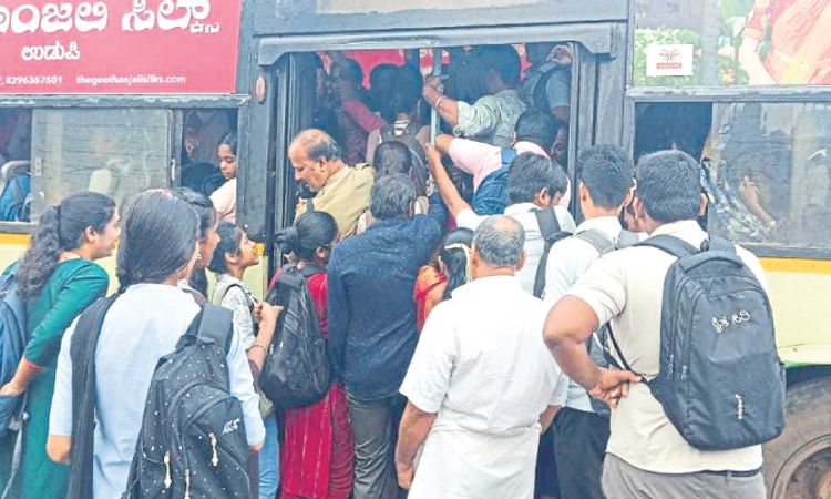 Kundapura: ರಾಷ್ಟ್ರೀಯ ಹೆದ್ದಾರಿ ಬದಿ ವಿದ್ಯಾರ್ಥಿಗಳು ರಸ್ತೆಯಲ್ಲೇ ಬಾಕಿ!
