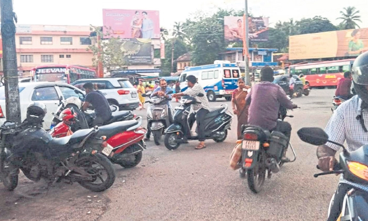 Karkala: ಬಸ್‌ ನಿಲ್ದಾಣದಲ್ಲಿ ಲಘು ವಾಹನ!ಬಸ್‌ ನಿಲ್ದಾಣದ ಬಗ್ಗೆ ಪುರಸಭೆ ದಿವ್ಯ ನಿರ್ಲಕ್ಷ್ಯ