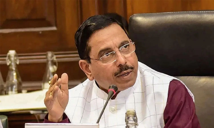 ಮುಖ್ಯಮಂತ್ರಿ ಸ್ಥಾನಕ್ಕೆ ರಾಜೀನಾಮೆ ಕೊಡದ ಸಿದ್ದರಾಮಯ್ಯ ದಪ್ಪ ಚರ್ಮದವರು: ಜೋಶಿ ಟೀಕೆ