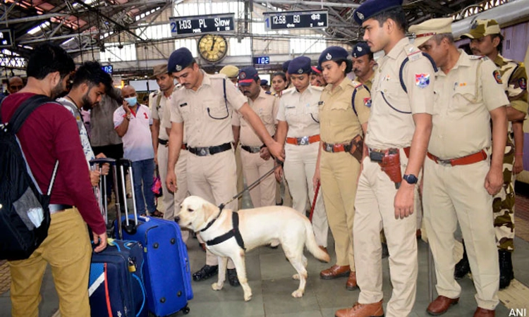 Mumbai: ಭಯೋತ್ಪಾದಕ ದಾಳಿ ಸಾಧ್ಯತೆ-ಗುಪ್ತಚರ ಇಲಾಖೆ: ಮುಂಬೈನಲ್ಲಿ‌ ಬಿಗಿ ಪೊಲೀಸ್ ಭದ್ರತೆ