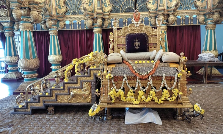 Mysuru Dasara: ಖಾಸಗಿ ದರ್ಬಾರ್‌ಗೆ ಸ್ವರ್ಣ ಖಚಿತ ಸಿಂಹಾಸನ ಜೋಡಣೆ