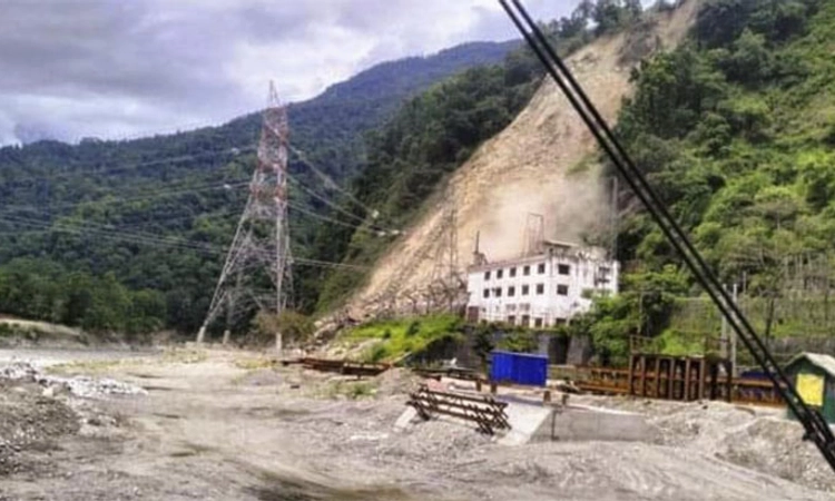 Sikkim ಭಾರೀ ಮಳೆ: ಹಲವೆಡೆ ಭೂಕುಸಿತ, ಸೇತುವೆಗಳಿಗೆ ಹಾನಿ