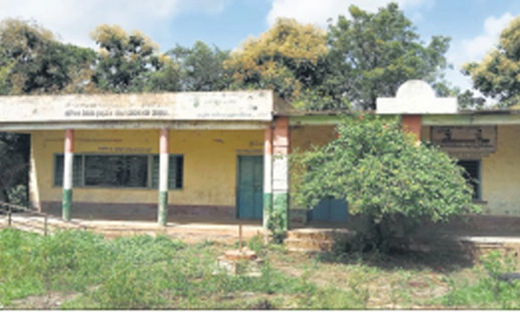 ಬೈಲಹೊಂಗಲ: ಸರಕಾರಿ ತೋಟದ ಶಾಲೆ ಕಟ್ಟಡ ಅನಾಥ-ಅನೈತಿಕ ಚಟುವಟಿಕೆಗಳ ತಾಣ!