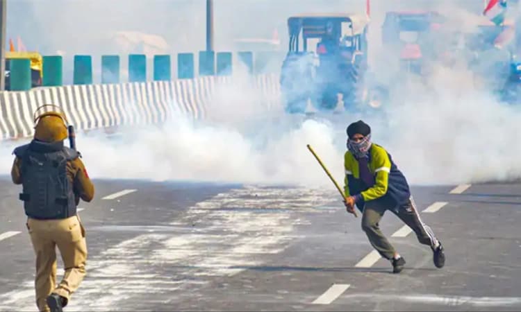 ದೆಹಲಿ: ಟ್ರ್ಯಾಕ್ಟರ್ ರಾಲಿ ವೇಳೆ ಹಿಂಸಾಚಾರ; 200 ಮಂದಿ ದೆಹಲಿ ಪೊಲೀಸರ ವಶಕ್ಕೆ