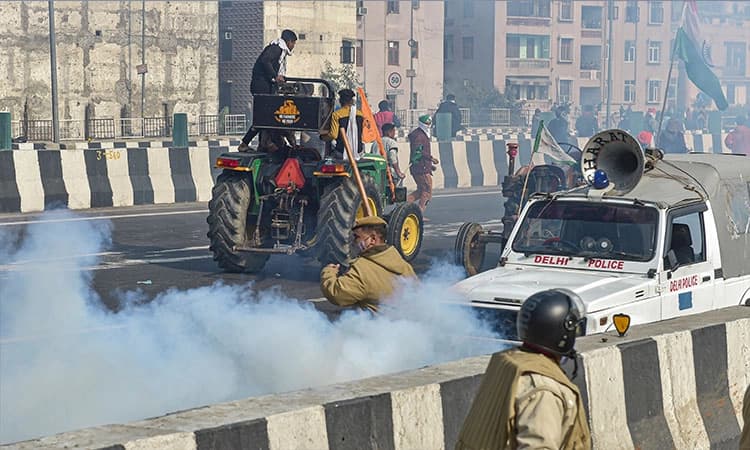 ಟ್ರ್ಯಾಕ್ಟರ್ ರ‍್ಯಾಲಿ ಹಿಂಸಾಚಾರ: 86 ಪೊಲೀಸರಿಗೆ ಗಾಯ, ಹಲವು ವಾಹನ ಧ್ವಂಸ, 15 FIR ದಾಖಲು