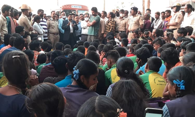 ವಿದ್ಯಾರ್ಥಿಗಳಿಂದ ಹನ್ನೆರಡು ತಾಸು ರಸ್ತೆ ತಡೆ