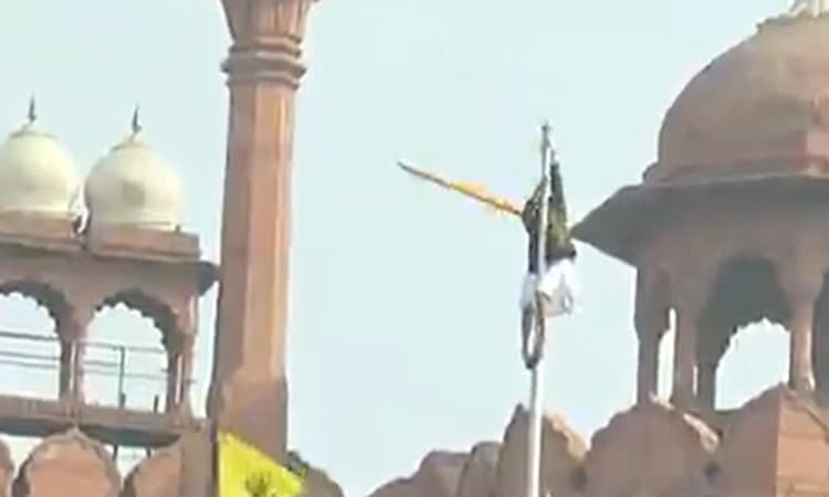 ಕೆಂಪುಕೋಟೆಗೆ ನುಗ್ಗಿದ ರೈತರು: ಪ್ರಧಾನಿ ಧ್ವಜಾರೋಹಣ ಮಾಡುವ ಸ್ಥಳದಲ್ಲಿ ರೈತರಿಂದ ಧ್ವಜಾರೋಹಣ!