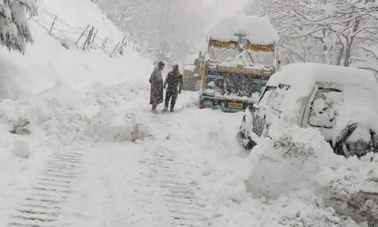 ಜಮ್ಮು-ಶ್ರೀನಗರ್: ಭಾರೀ ಹಿಮಪಾತ, ಮಿನಿ ಟ್ರಕ್ ನೊಳಗೆ ಇಬ್ಬರ ಸಾವು