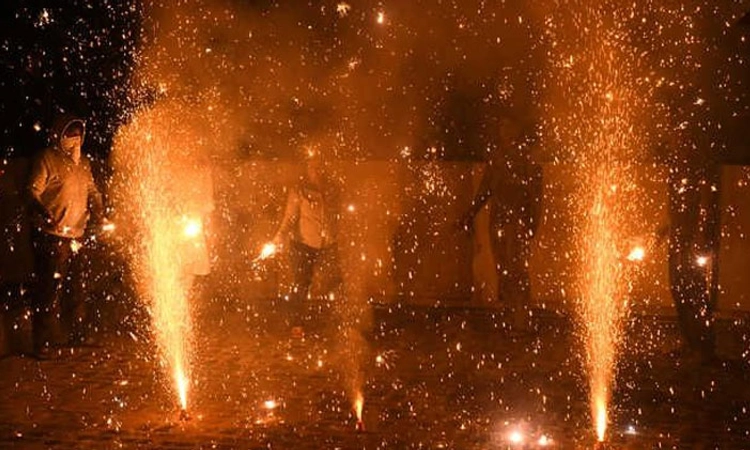 ಎಲ್ಲಾ ಬಗೆಯ ಪಟಾಕಿಗಳನ್ನು ಸಂಪೂರ್ಣವಾಗಿ ನಿಷೇಧಿಸಿ: ರಾಜ್ಯ ಸರ್ಕಾರಕ್ಕೆ ಹೈಕೋರ್ಟ್ ನಿರ್ದೇಶನ