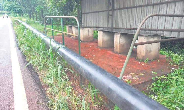 ಬಸ್‌ ತಂಗುದಾಣಕ್ಕೆ ಪೈಪ್‌ಲೈನ್‌ನಿಂದ ಅಡ್ಡಿ!