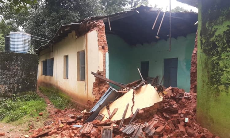 ಮೂಡಿಗೆರೆ: ಮಹಾ ಮಳೆಗೆ ಕುಸಿದ ಸರ್ಕಾರಿ ಶಾಲೆ; ತಪ್ಪಿದ ಭಾರಿ ದುರಂತ