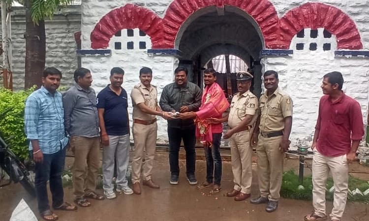 ದಾರಿಯಲ್ಲಿ ಸಿಕ್ಕ 1.50 ಲಕ್ಷ ರೂ.ವನ್ನು ಪೊಲೀಸರಿಗೆ ಒಪ್ಪಿಸಿ ಪ್ರಾಮಾಣಿಕತೆ ಮೆರೆದ ಕಾರ್ಮಿಕ