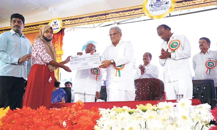 ಶಿಡ್ಲಘಟ್ಟದಲ್ಲಿ ಸ್ವಸಹಾಯ ಸಂಘಗಳ ಸಮಾವೇಶ: ಮಹಿಳಾ ಸ್ವಾವಲಂಬನೆಯೇ ಗುರಿ: ಹೆಗ್ಗಡೆ