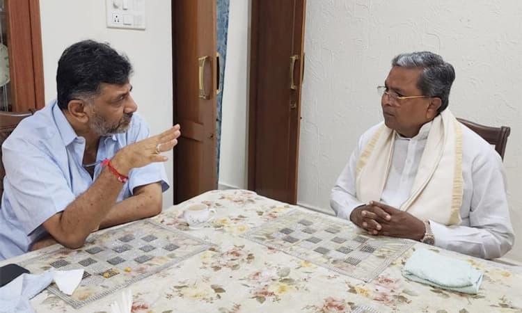 ಮಕ್ಕಳಿಗೆ ಶೂ, ಸಾಕ್ಸ್ ಕೊಡಲು ಕಾಂಗ್ರೆಸ್ ಪಕ್ಷ ಭಿಕ್ಷೆ ಬೇಡುತ್ತದೆ:ಡಿ.ಕೆ.ಶಿವಕುಮಾರ್ ಕಿಡಿ