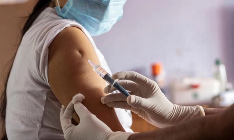 ಕೋವಿಡ್ ಲಸಿಕೆಯ 2ನೇ, ಮುನ್ನೆಚ್ಚರಿಕಾ ಡೋಸ್ ನಡುವಿನ ಅಂತರ 6 ತಿಂಗಳಿಗೆ ಇಳಿಕೆ 