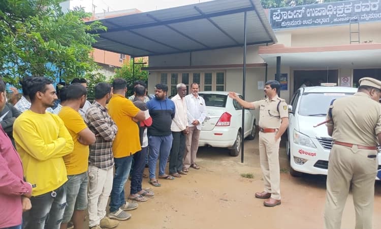 ಹುಣಸೂರು : ರೌಡಿಶೀಟರ್ ಗಳಿಗೆ ಖಡಕ್ ವಾರ್ನಿಂಗ್ ನೀಡಿದ : ಅಡಿಷನಲ್ ಎಸ್.ಪಿ. ಶಿವಕುಮಾರ್