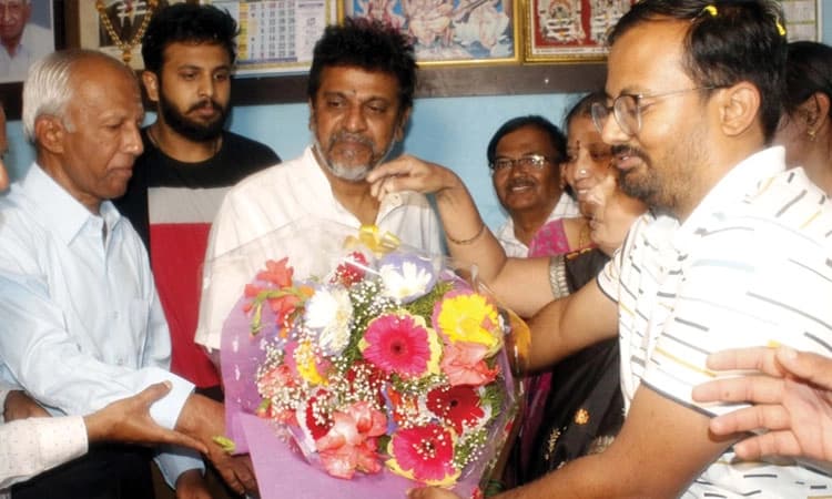 ಚಾ.ನಗರದಲ್ಲಿ ʼಬೈರಾಗಿʼ ವೀಕ್ಷಿಸಿದ ಶಿವಣ್ಣ: ಚಿತ್ರ ಪ್ರದರ್ಶನ ಯಾತ್ರೆಗೆ ಅದ್ದೂರಿ ಸ್ವಾಗತ