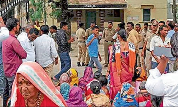 ­ಪಿಎಸ್‌ಐ ವಿರುದ್ಧ ದೂರು ದಾಖಲಿಸಲು ಆಗ್ರಹಿಸಿ ಪ್ರತಿಭಟನೆ