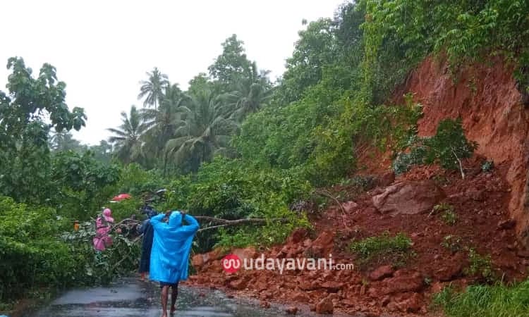ವಿಟ್ಲ: ಸಾರಡ್ಕ ಬಳಿ ಗುಡ್ಡ ಕುಸಿತ: ಕರ್ನಾಟಕ-ಕೇರಳ ಸಂಚಾರ ಬಂದ್