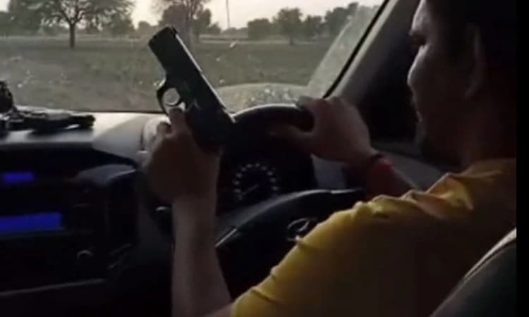 ಸಿಧು ಮೂಸೆವಾಲಾ ಹತ್ಯೆ ಆರೋಪಿಗಳ ಪಿಸ್ತೂಲುಗಳೊಂದಿಗೆ ಅಟ್ಟಹಾಸ; ವಿಡಿಯೋ ವೈರಲ್