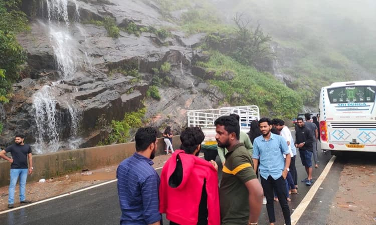 ಚಾರ್ಮಾಡಿ ಘಾಟ್‌ನಲ್ಲಿ ಮುಂದುವರೆದ ಪ್ರವಾಸಿಗರ ಪುಂಡಾಟ: ರಸ್ತೆ ಮಧ್ಯೆಯೇ ಮೋಜು ಮಸ್ತಿ