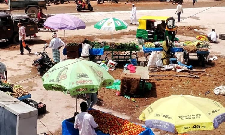 ಕೊರಟಗೆರೆ: ಬಸ್ ಸ್ಟ್ಯಾಂಡ್ ಆಯಿತು ಮಾರುಕಟ್ಟೆ; ಸಾರ್ವಜನಿಕರಿಗೆ ದಿನನಿತ್ಯ ಕಿರಿ ಕಿರಿ