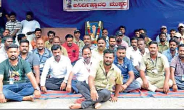 ನೌಕರರಿಗೆ ನೇರ ವೇತನ ನೀಡಿ; ಹೊರಗುತ್ತಿಗೆ ನೌಕರರ ಧರಣಿ