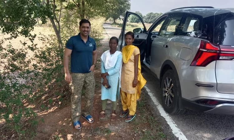 ನಾಟಿ ವೈದ್ಯರ ಬಳಿ ಧೋನಿ ಚಿಕಿತ್ಸೆ: ಮರದ ಕೆಳಗೆ ಕುಳಿತ ಪಂಡಿತರಿಂದ ಔಷಧಿ