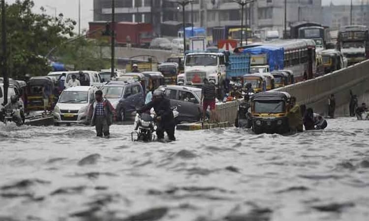 Watch Video: ಮುಂಬೈಯಲ್ಲಿ ಭಾರೀ ಮಳೆ, ಹಲವು ಪ್ರದೇಶ ಜಲಾವೃತ: ಆರೆಂಜ್ ಅಲರ್ಟ್ ಘೋಷಣೆ