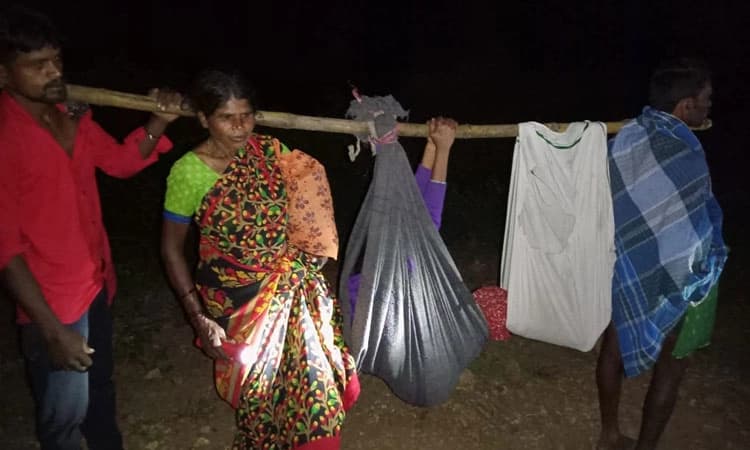 ಹನೂರು: ಡೋಲಿ ಕಟ್ಟಿ 8 ಕಿ.ಮೀ. ಗರ್ಭಿಣಿ ಹೊತ್ತೂಯ್ದರು!