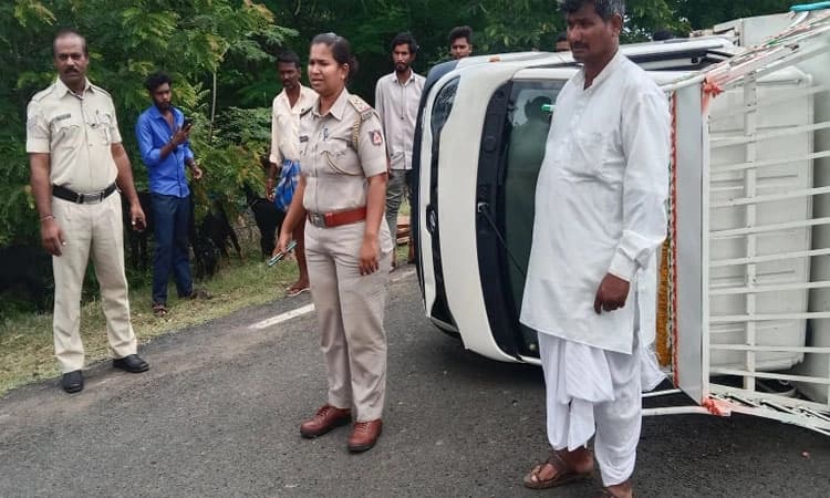 ಬೈಕ್ ತಪ್ಪಿಸಲು ಹೋಗಿ ಬೊಲೇರೊ ಪಿಕಪ್ ಪಲ್ಟಿ: ಇಬ್ಬರ ಸ್ಥಿತಿ ಚಿಂತಾಜನಕ