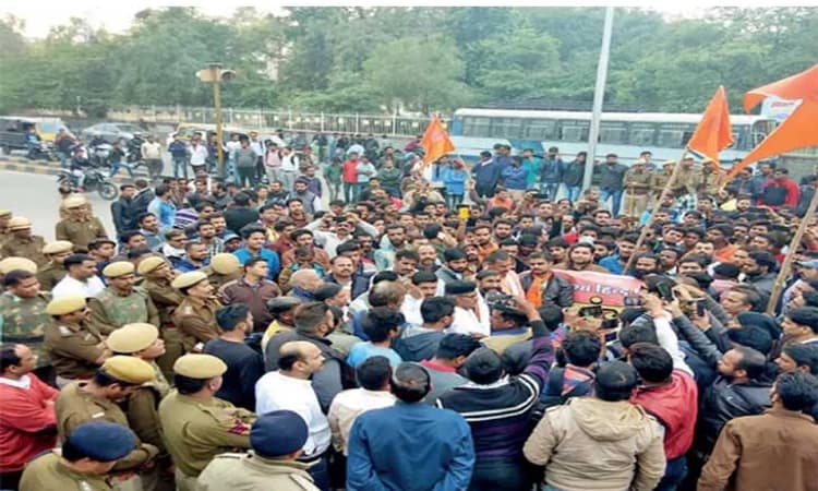 ಉದಯಪುರ ಮತ್ತೆ ಉದ್ವಿಗ್ನ: ಶಿರಚ್ಛೇದನ ಘಟನೆ ಖಂಡಿಸಿ ಬೃಹತ್ ಪ್ರತಿಭಟನೆ, ಕಲ್ಲುತೂರಾಟ